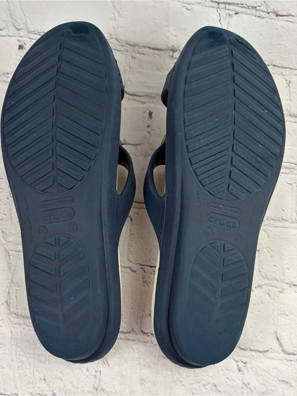 Crocs Sanrah Circle Slide Sandals Women Size 8 Navy Blue Stucco Medallion